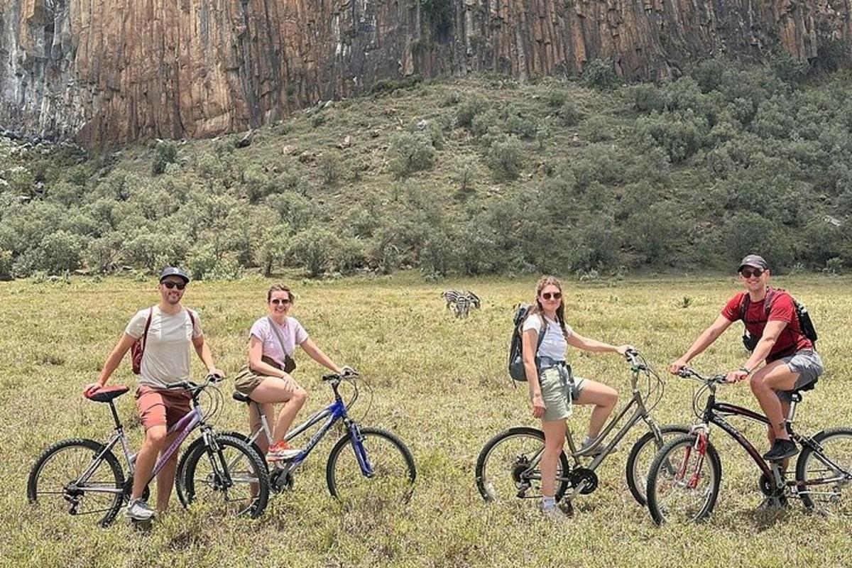 un grup de persones anant en bicicleta en un camp