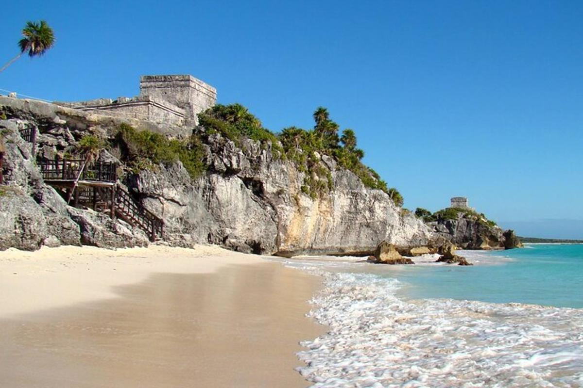 una vista di una spiaggia con un castello e l'oceano