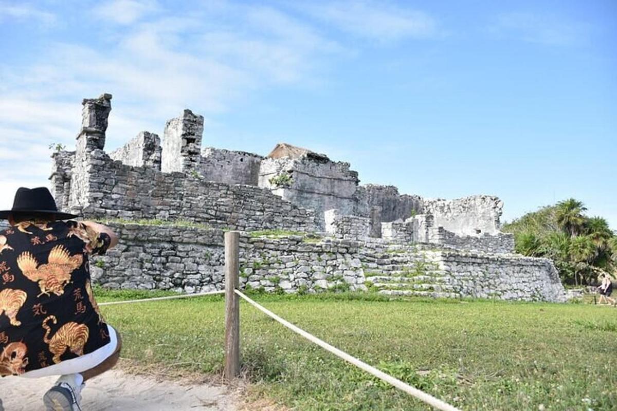 osoba sedící na lavičce před hradem