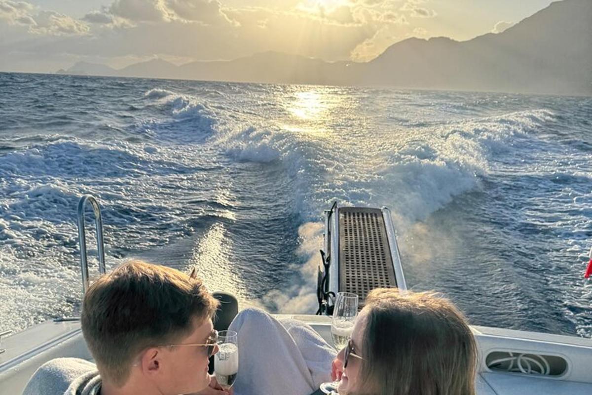 un groupe de personnes sur un bateau dans l'eau