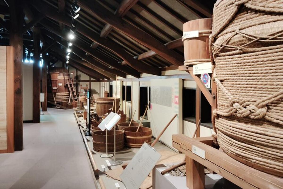 Un museo con cestas y otros artículos en exposición.