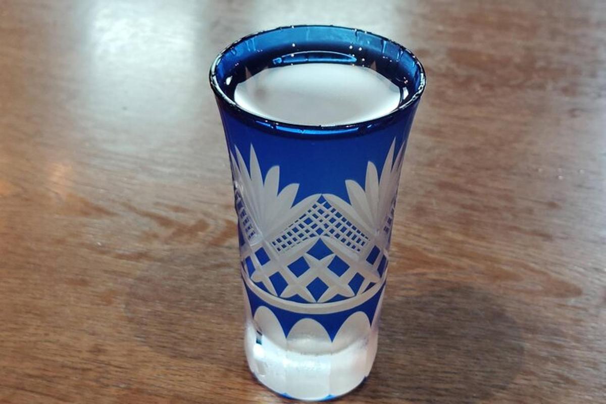 pasu biru dan putih duduk di atas meja