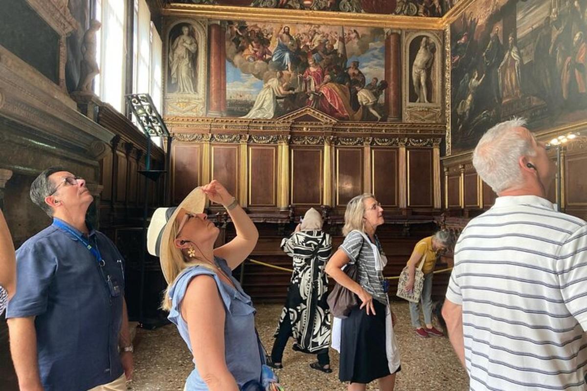 un gruppo di persone che guardano un dipinto in un museo