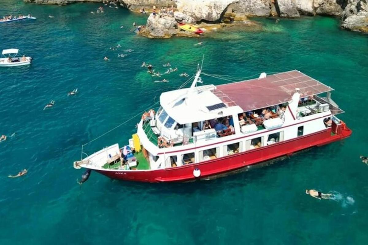 una barca con persone a bordo in acqua