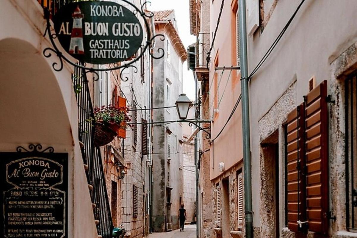 un vicolo con edifici e un cartello per un ristorante