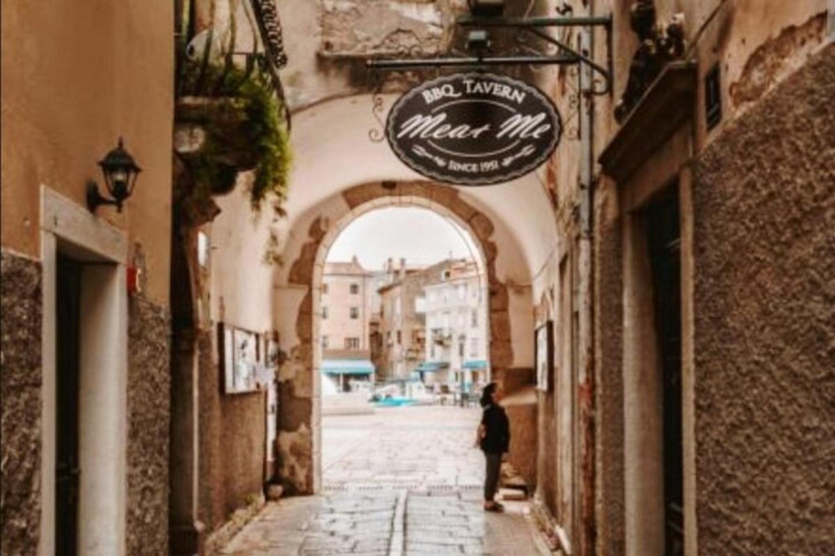 una donna che cammina lungo un vicolo in una città