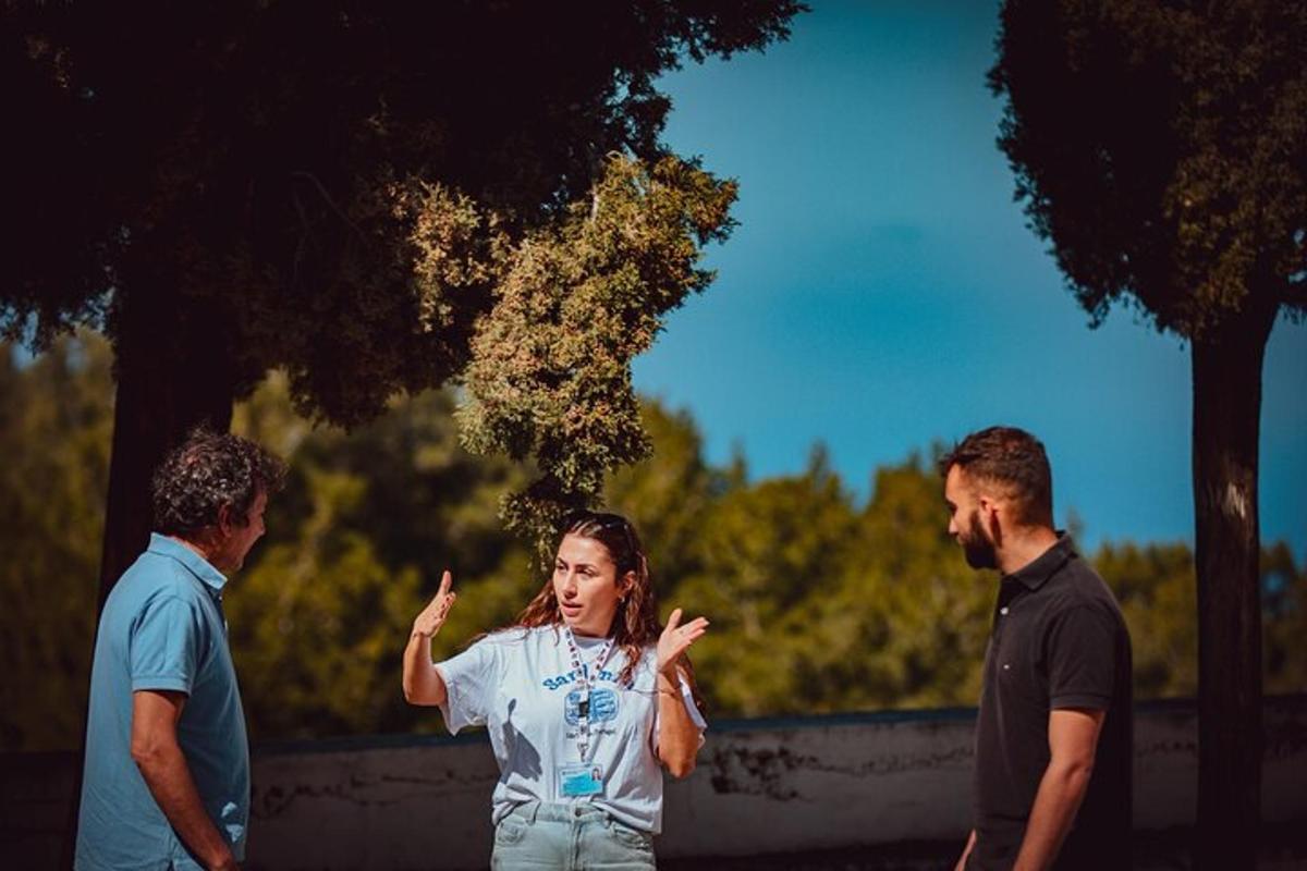 žena stojící mezi dvěma muži se zdviženýma rukama