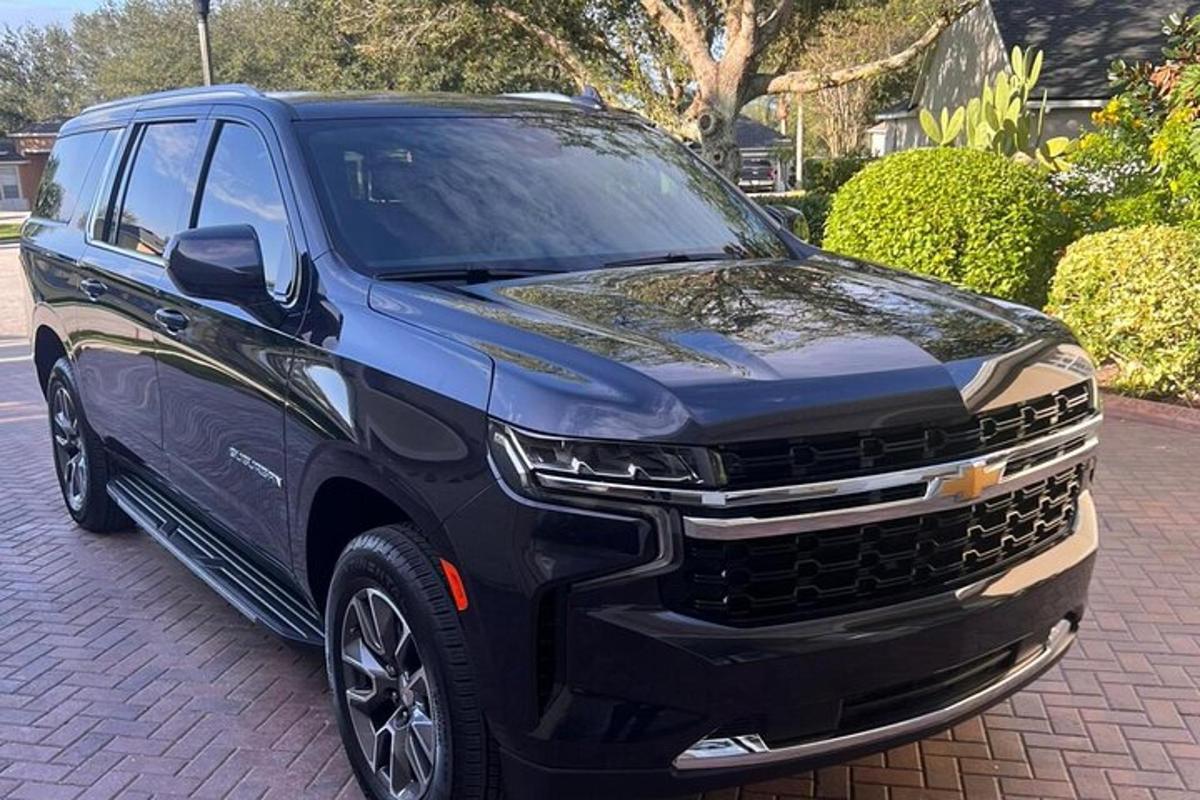 sebuah chevrolet traverse hitam diparkir di jalan