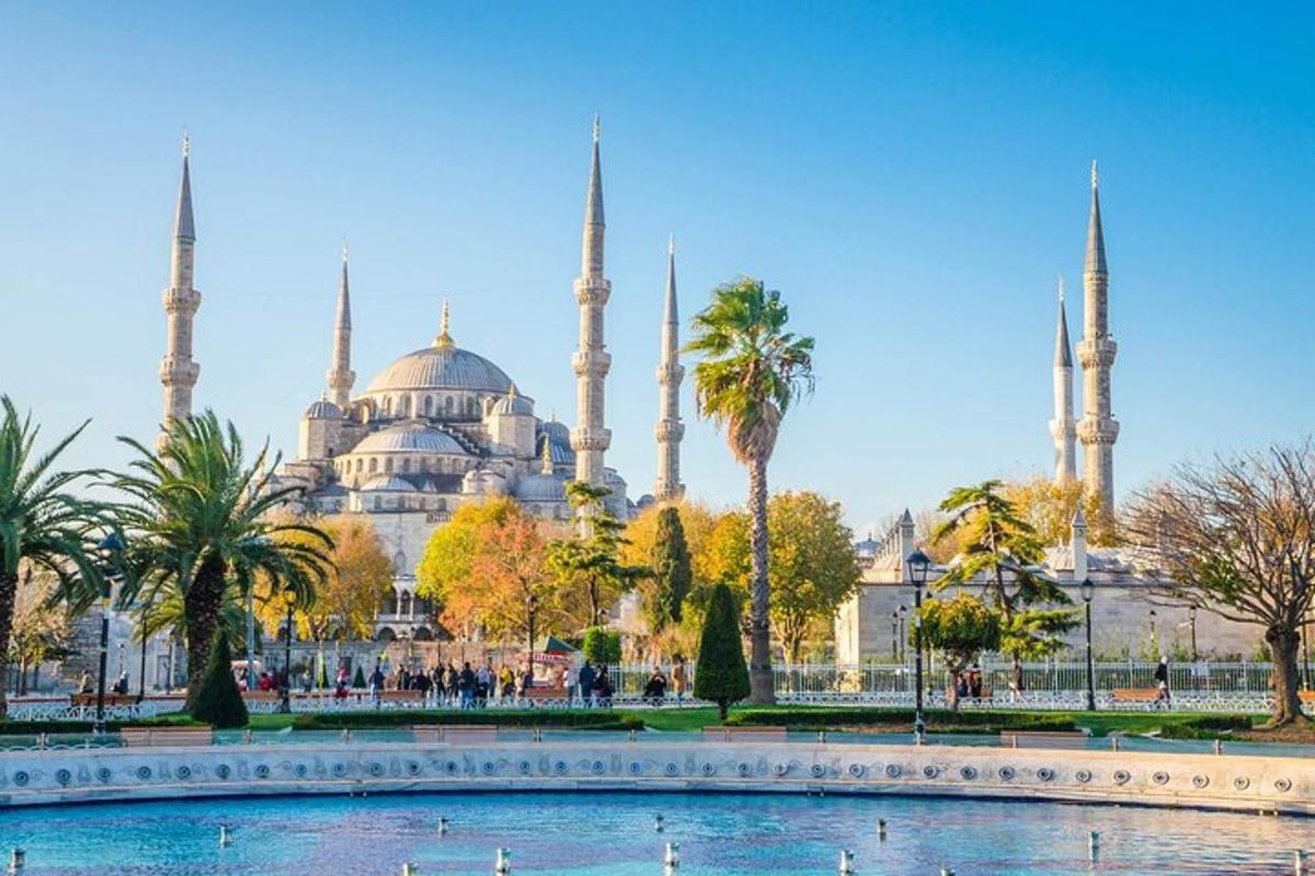 Az isztambuli Sultan Ahmet mecset látképe fákkal és vízzel