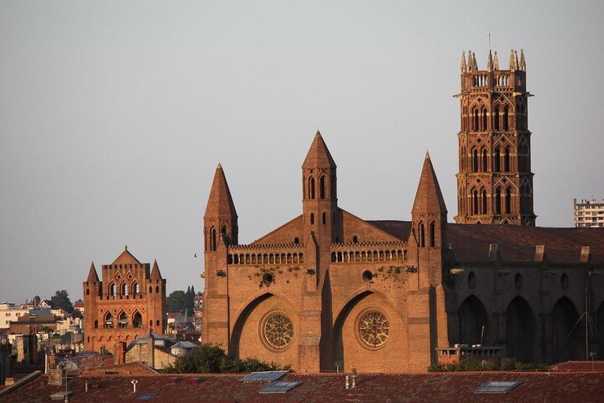 Una gran iglesia de ladrillo con dos torres y una catedral.
