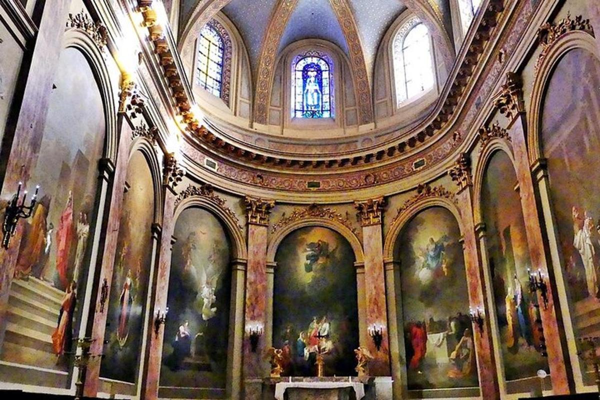 Una gran sala con pinturas en las paredes de una iglesia.