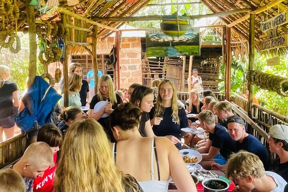skupina lidí sedících u stolů v restauraci