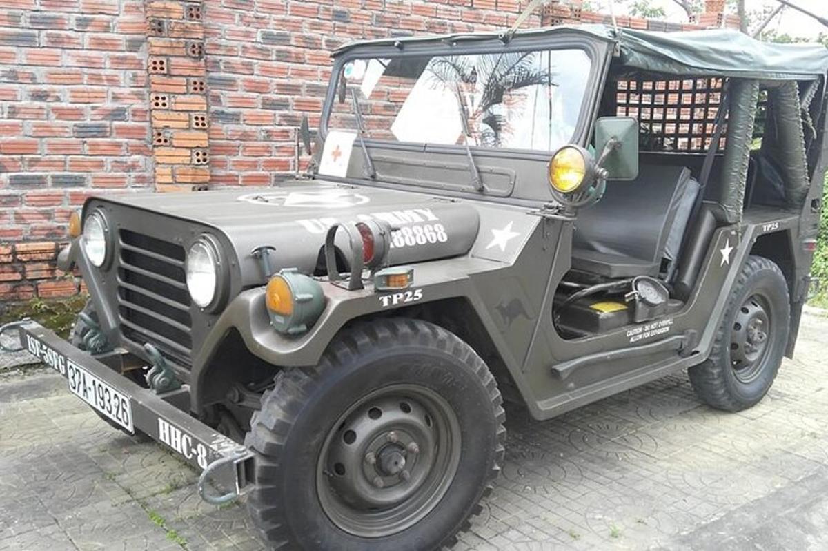 un jeep verde parcat în fața unei clădiri din cărămidă