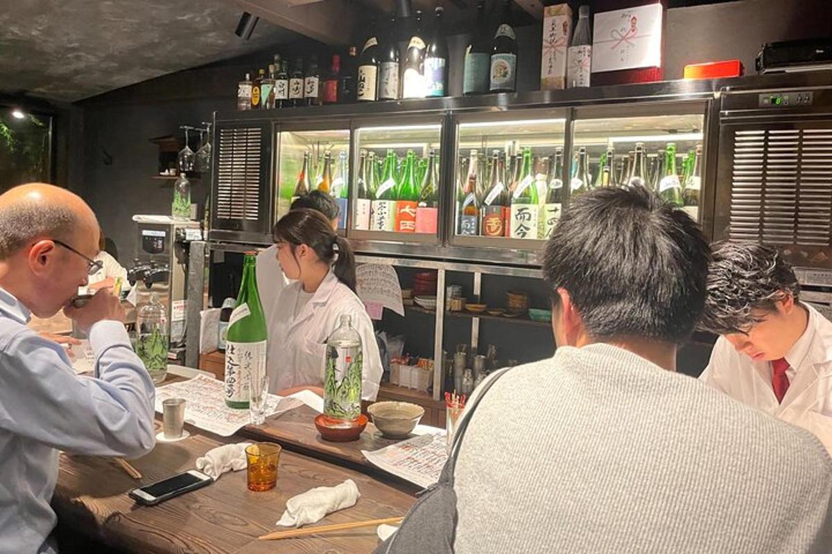 um grupo de pessoas sentadas em um bar