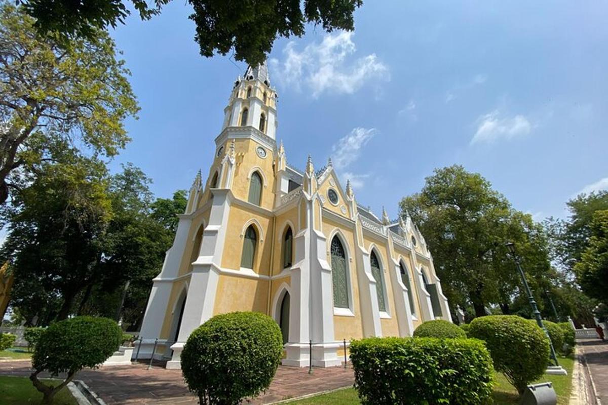kostel s hodinovou věží na vrcholu