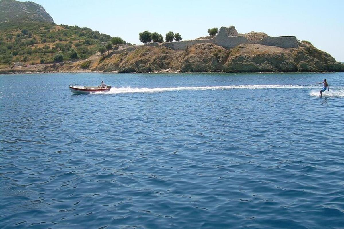 dos personas en un barco en el agua