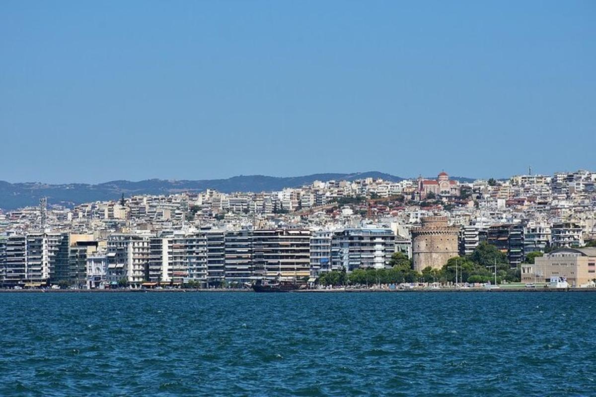 una vista de una ciudad desde el agua