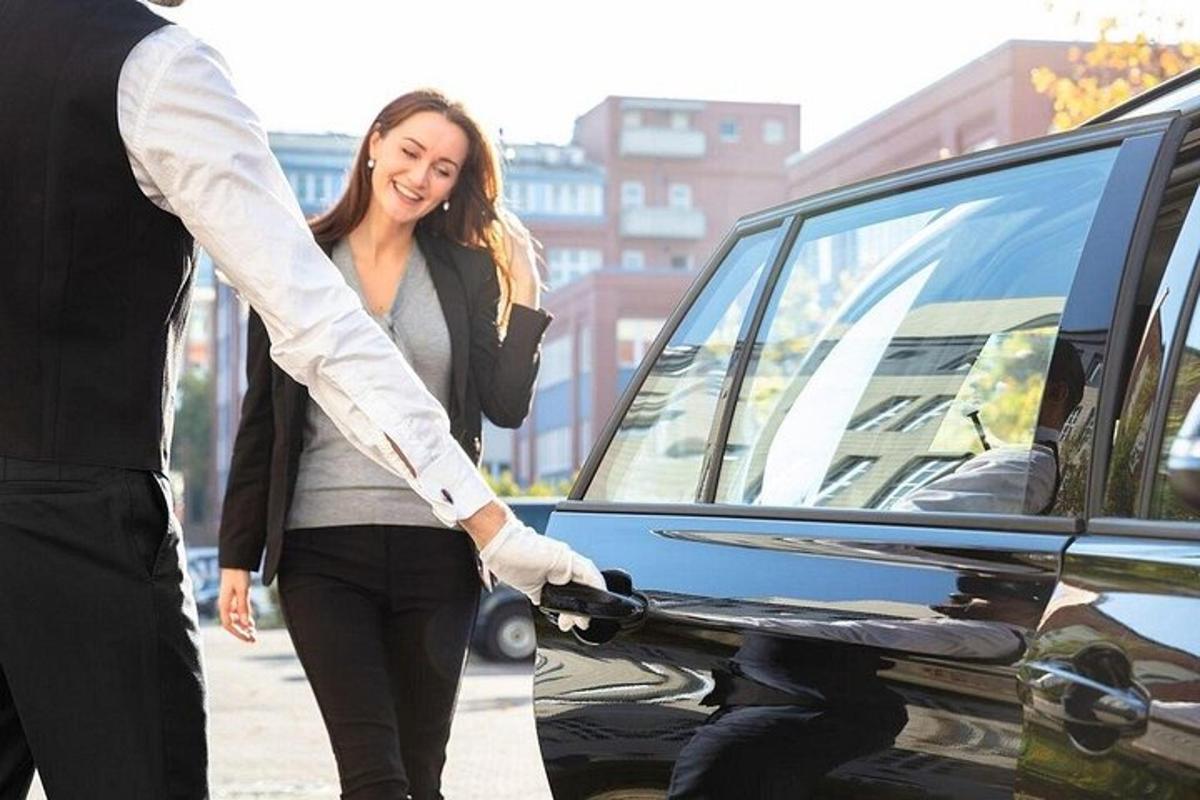 naine tuleb autost välja