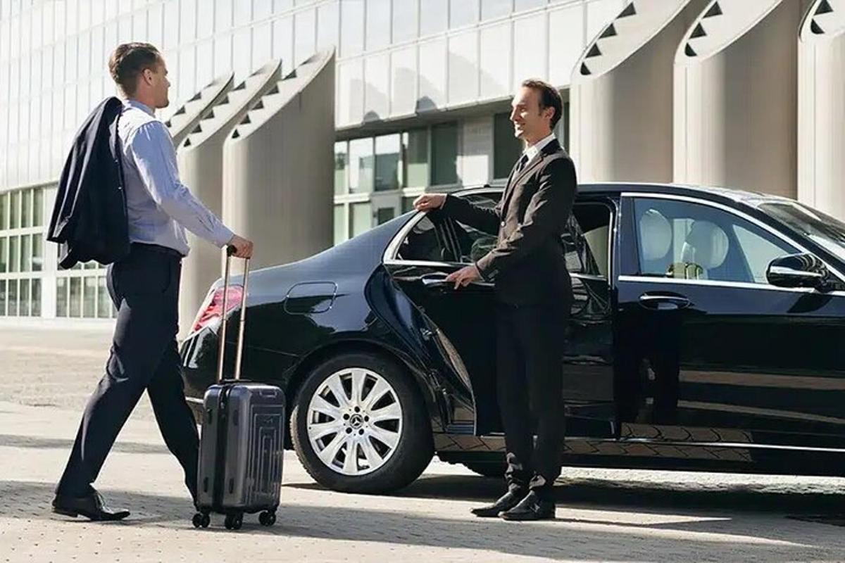 kaks meest pagasiga autost väljumas