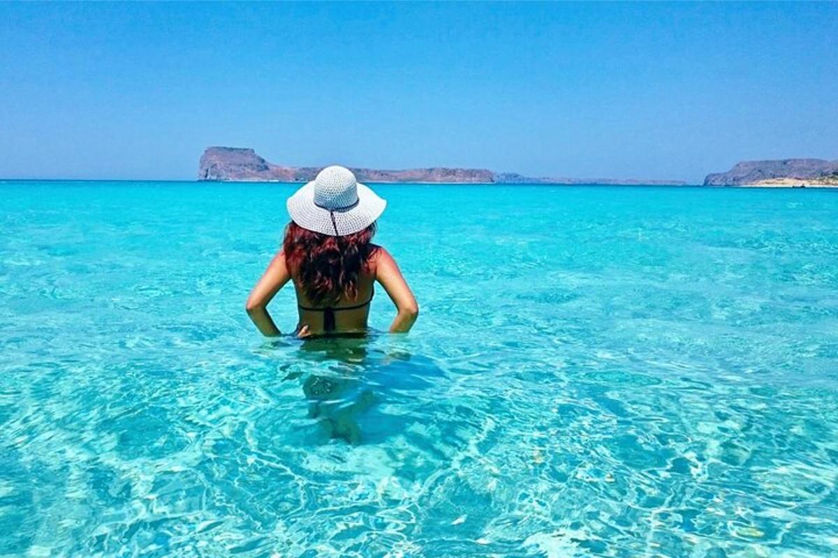 μια γυναίκα στο νερό στον ωκεανό