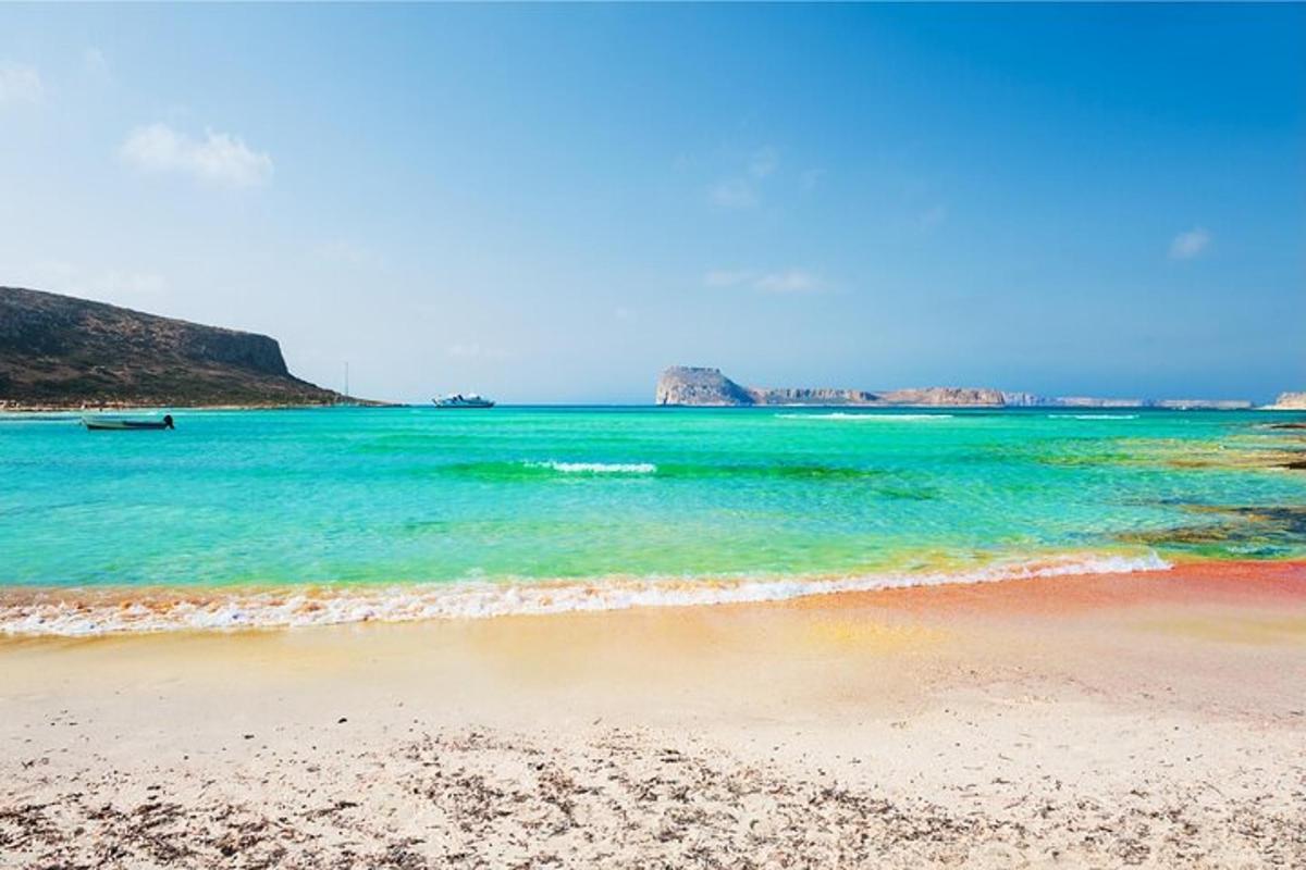 μια παραλία με ένα ουράνιο τόξο στο νερό