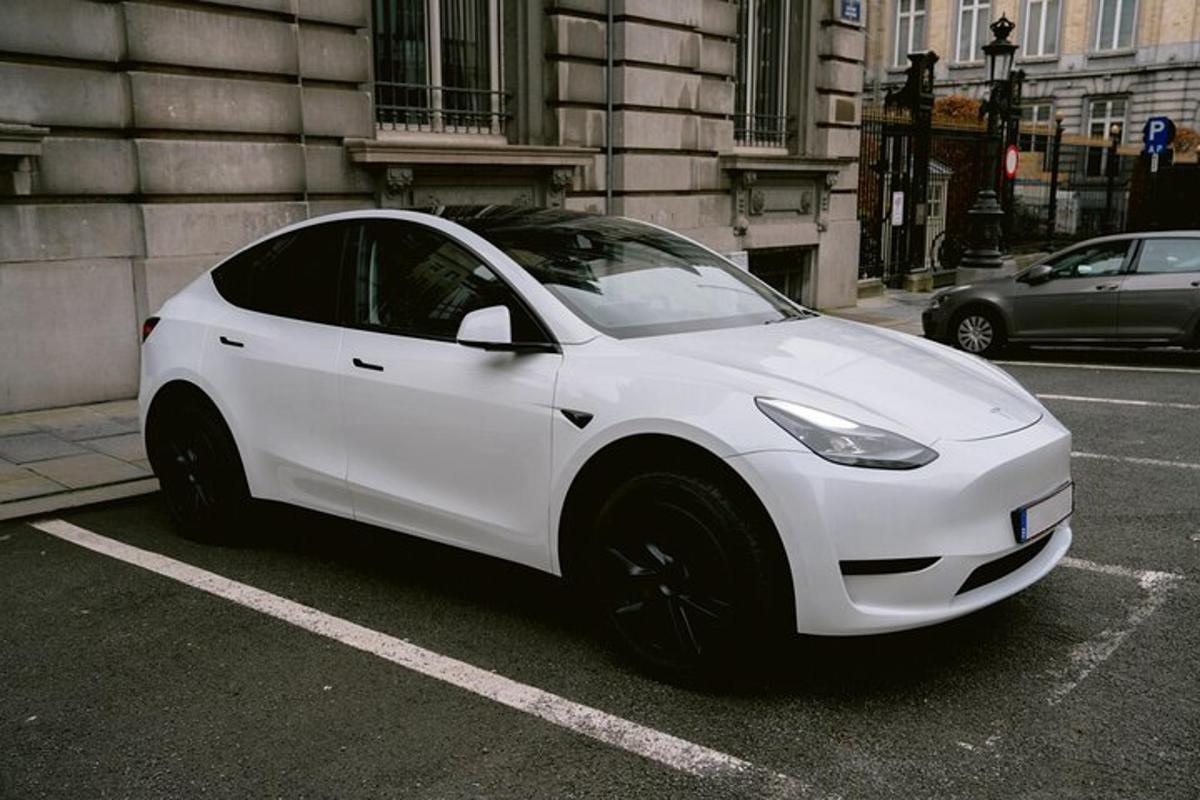 bílé auto zaparkované na parkovišti
