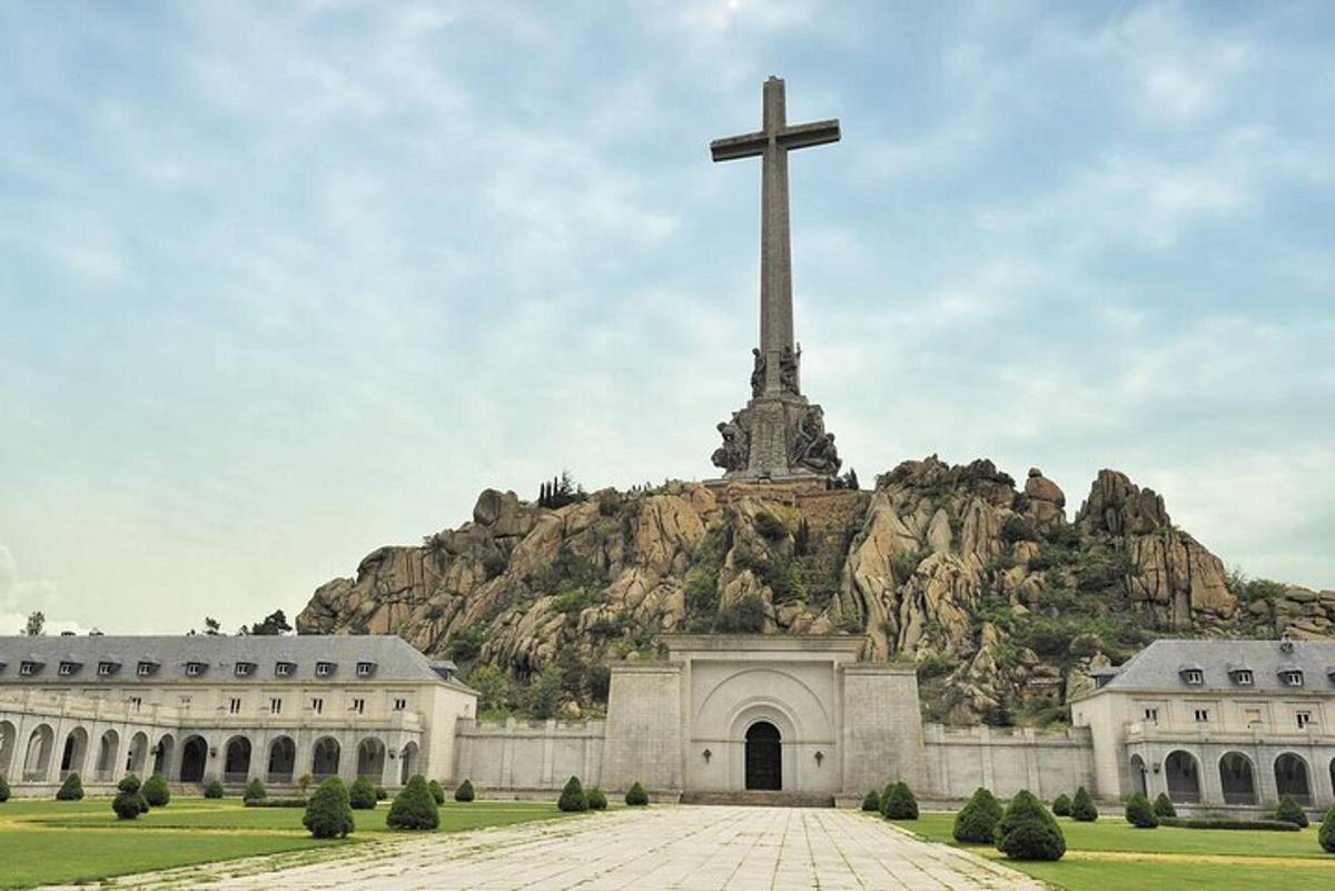 kostel s křížem na vrcholu hory