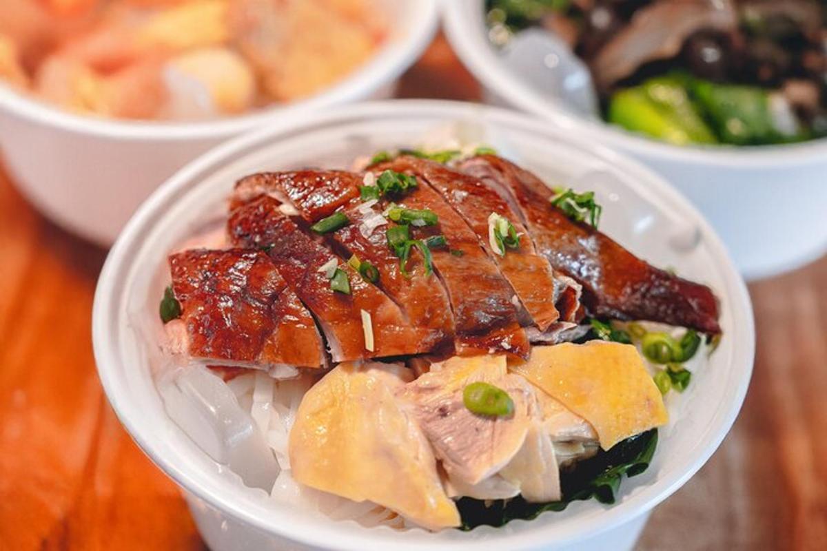 uma tigela de comida com carne e vegetais sobre uma mesa