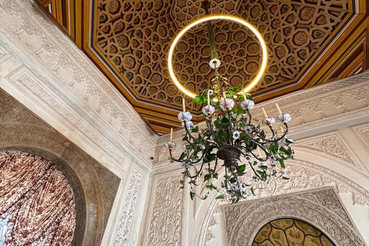 un candelabru atârnat de tavan într-o cameră