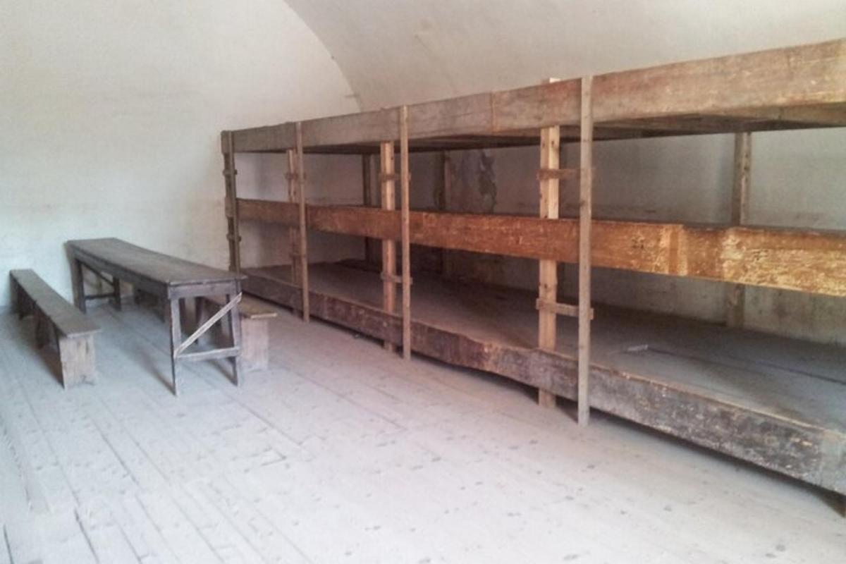 Una habitación con estantes de madera y un banco.