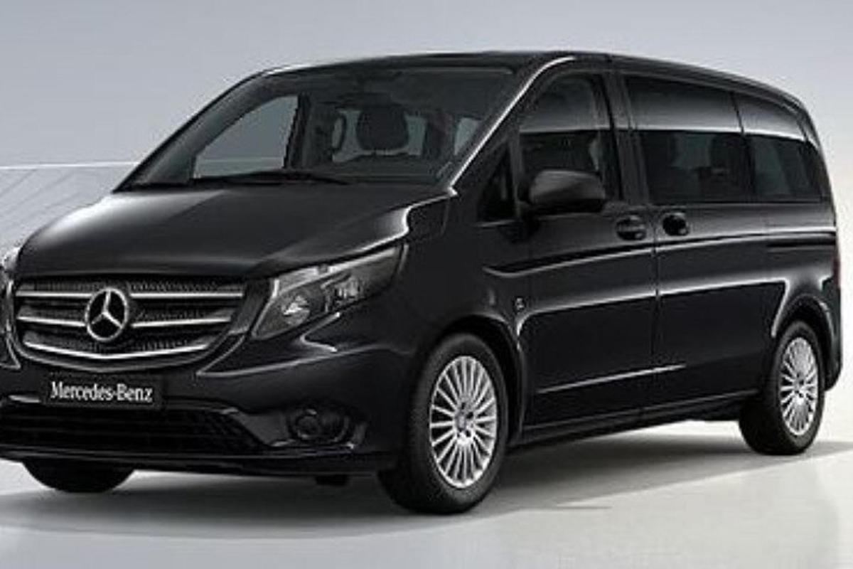 egy fekete Mercedes Benz kisbusz parkolt egy szobában