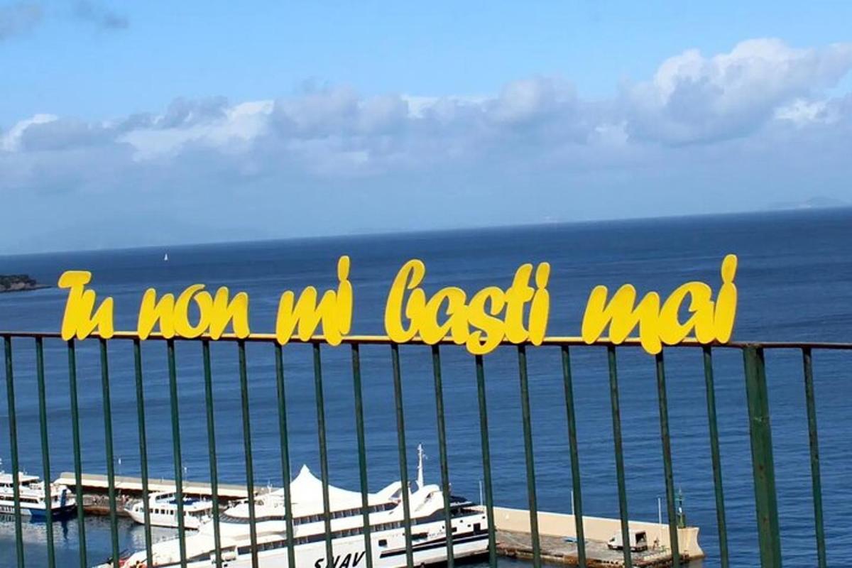 ein Schild mit der Aufschrift „Koko, mein bestes Essen“ auf einem Balkon mit Blick auf den Ozean