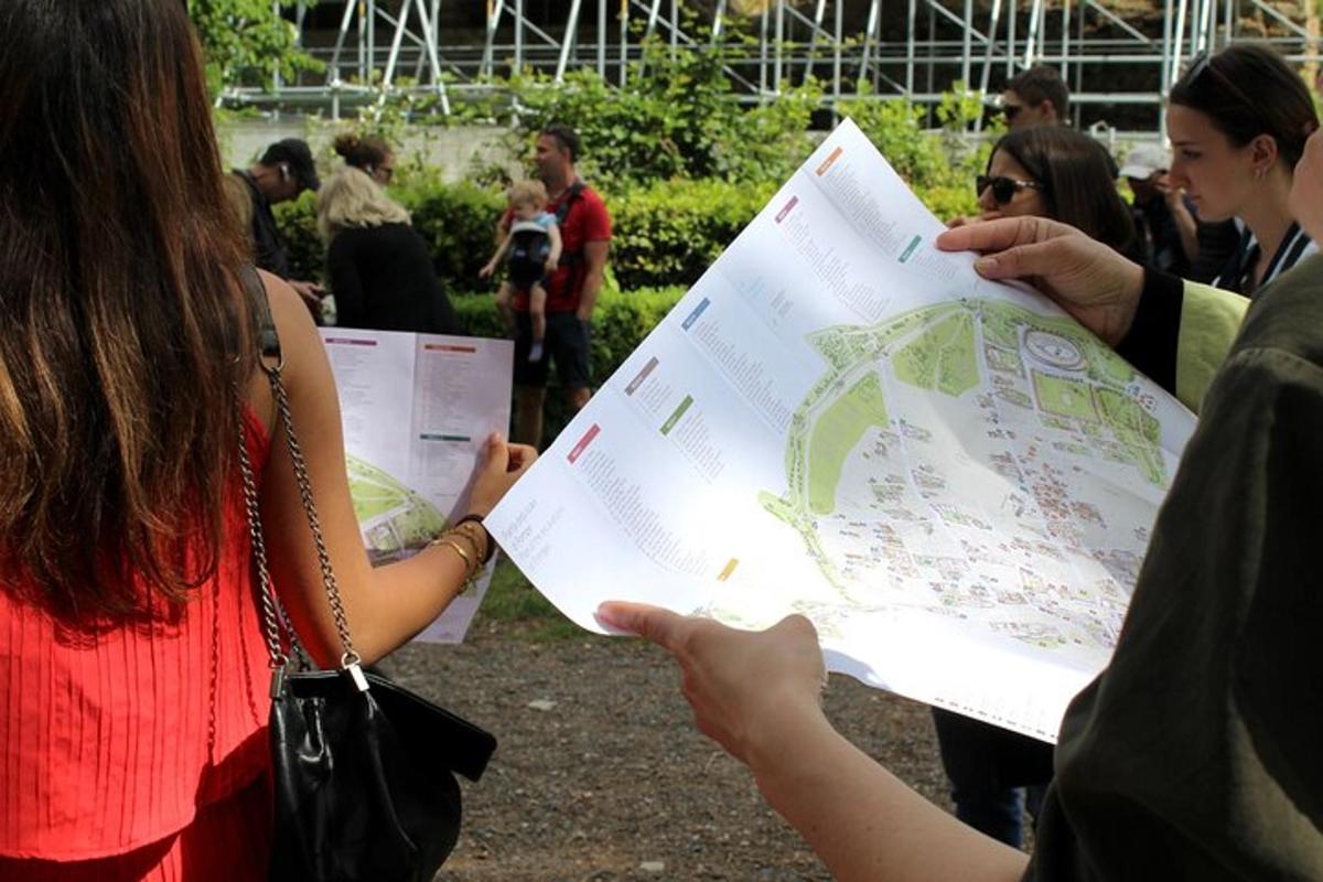 un grupo de personas mirando un mapa