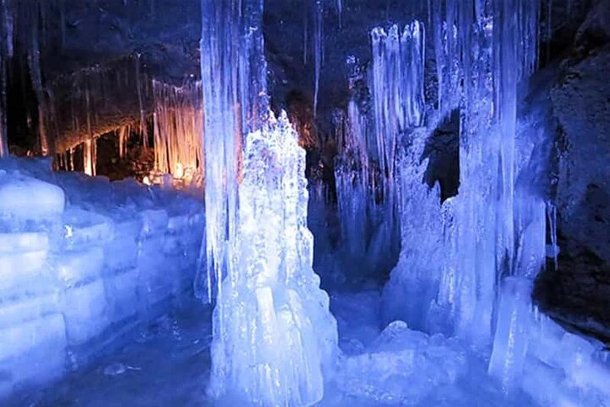 isang ice sculpture ng isang ice castle sa gabi