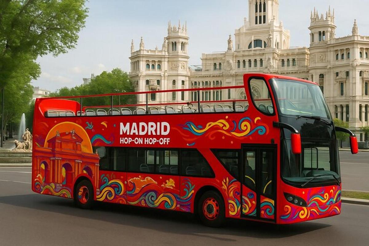 Un autobús rojo de dos pisos circulando por la calle.