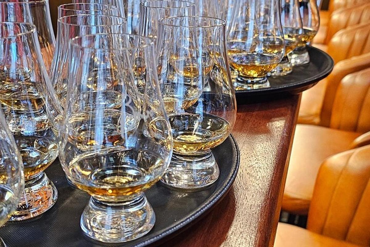 un gruppo di bicchieri da vino appoggiati su un tavolo