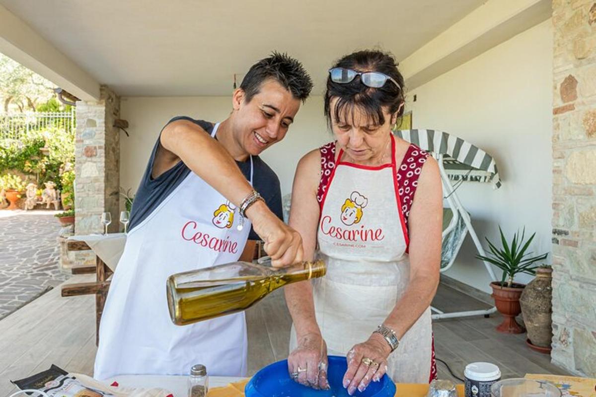 ein Mann und eine Frau gießen Wein in einen Teller