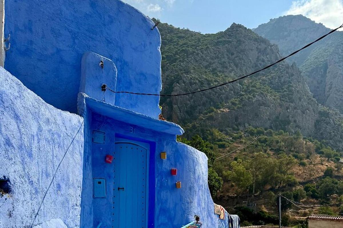 pintu biru di sisi bangunan