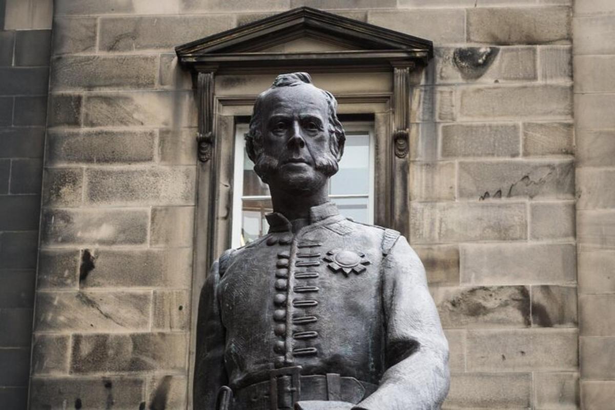 Una estatua de un hombre parado frente a un edificio.