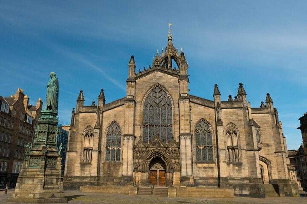 Una gran catedral con una estatua delante de ella.