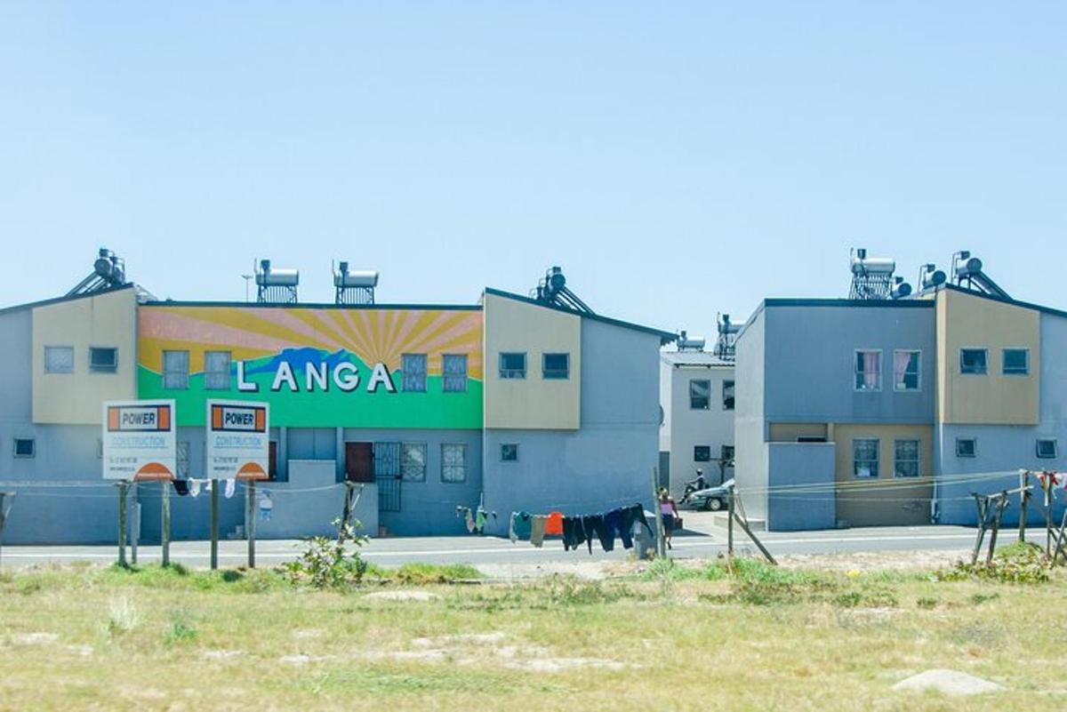 ein Gebäude mit einem Schild mit der Aufschrift „Lancing“