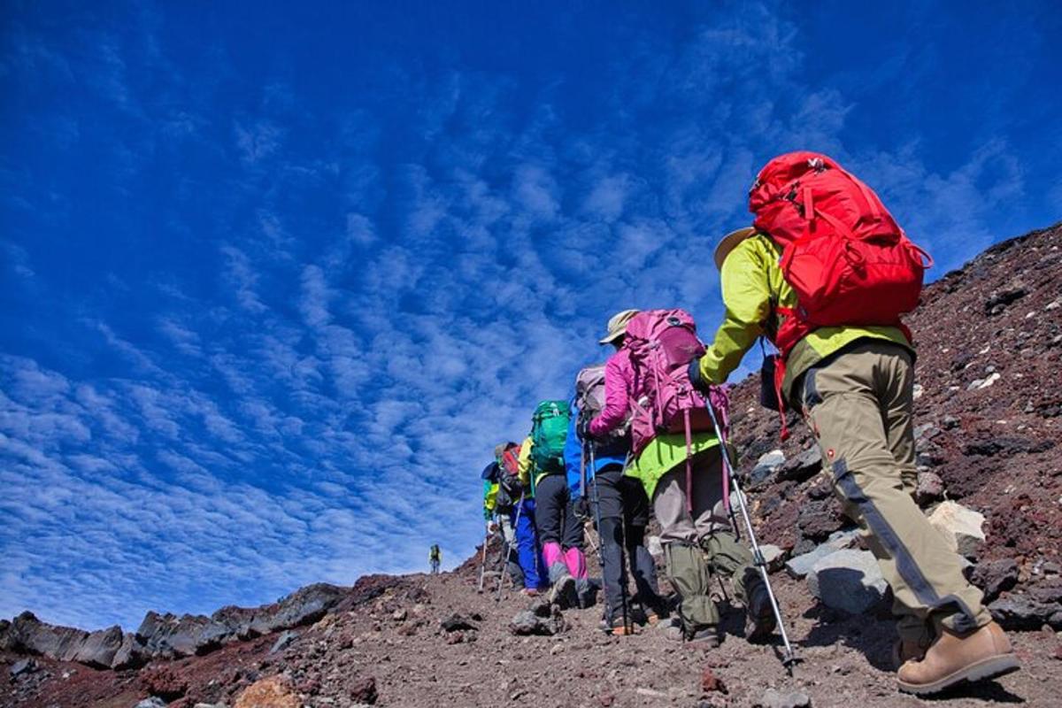 un gruppo di persone che scalano una montagna con gli zaini