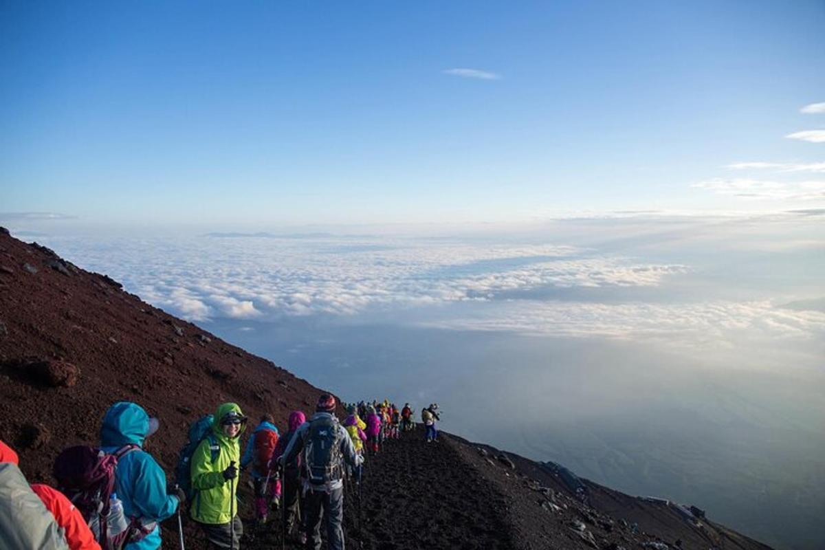 un gruppo di persone in piedi sulla cima di una montagna