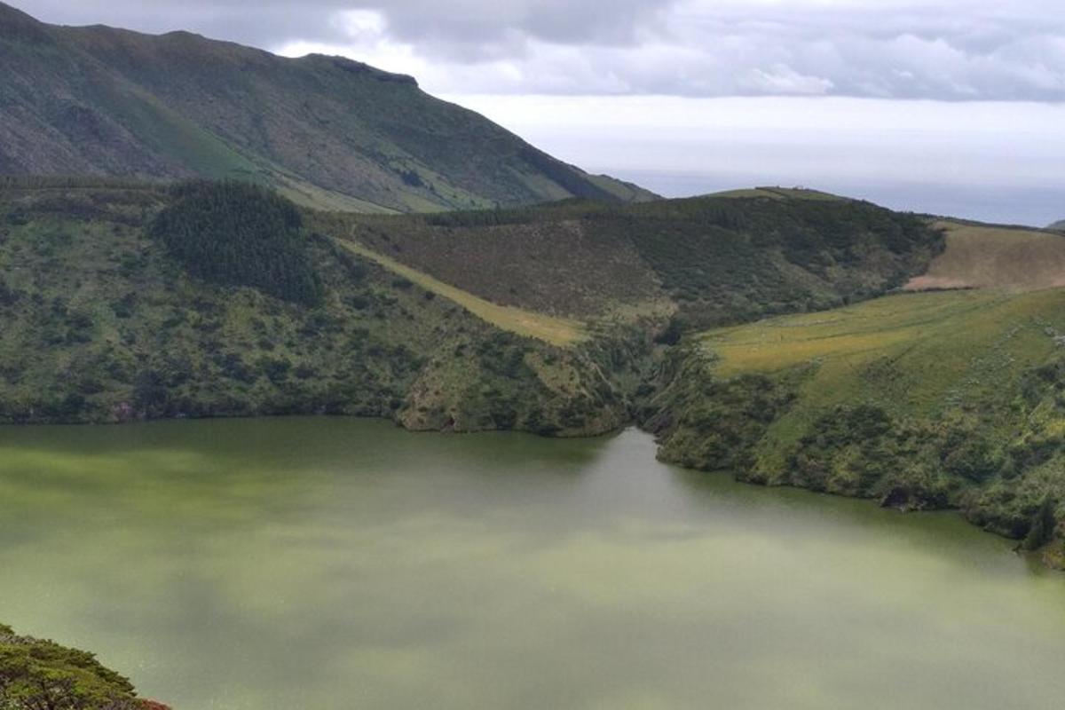 una vista aérea de un lago en las montañas