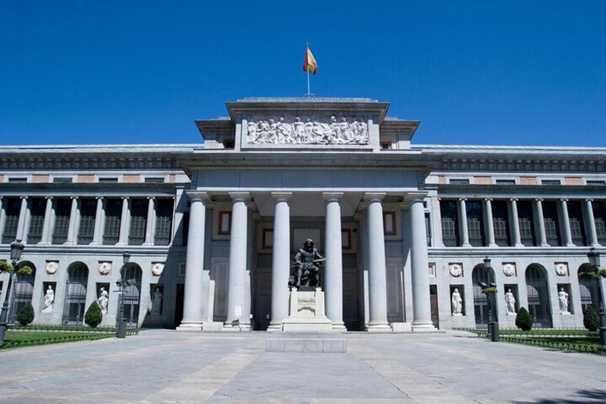 Un gran edificio con una bandera encima.
