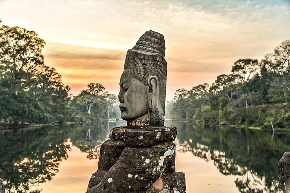 uma estátua de uma cabeça na margem de um rio