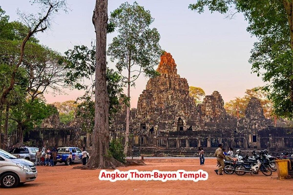 Vaade Angkor Wati templile, mille ees on pargitud autod