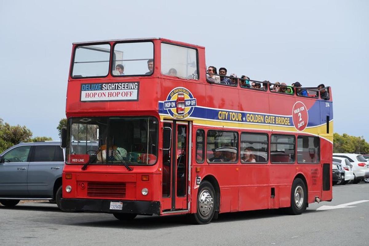 um ônibus vermelho de dois andares passando por uma rua