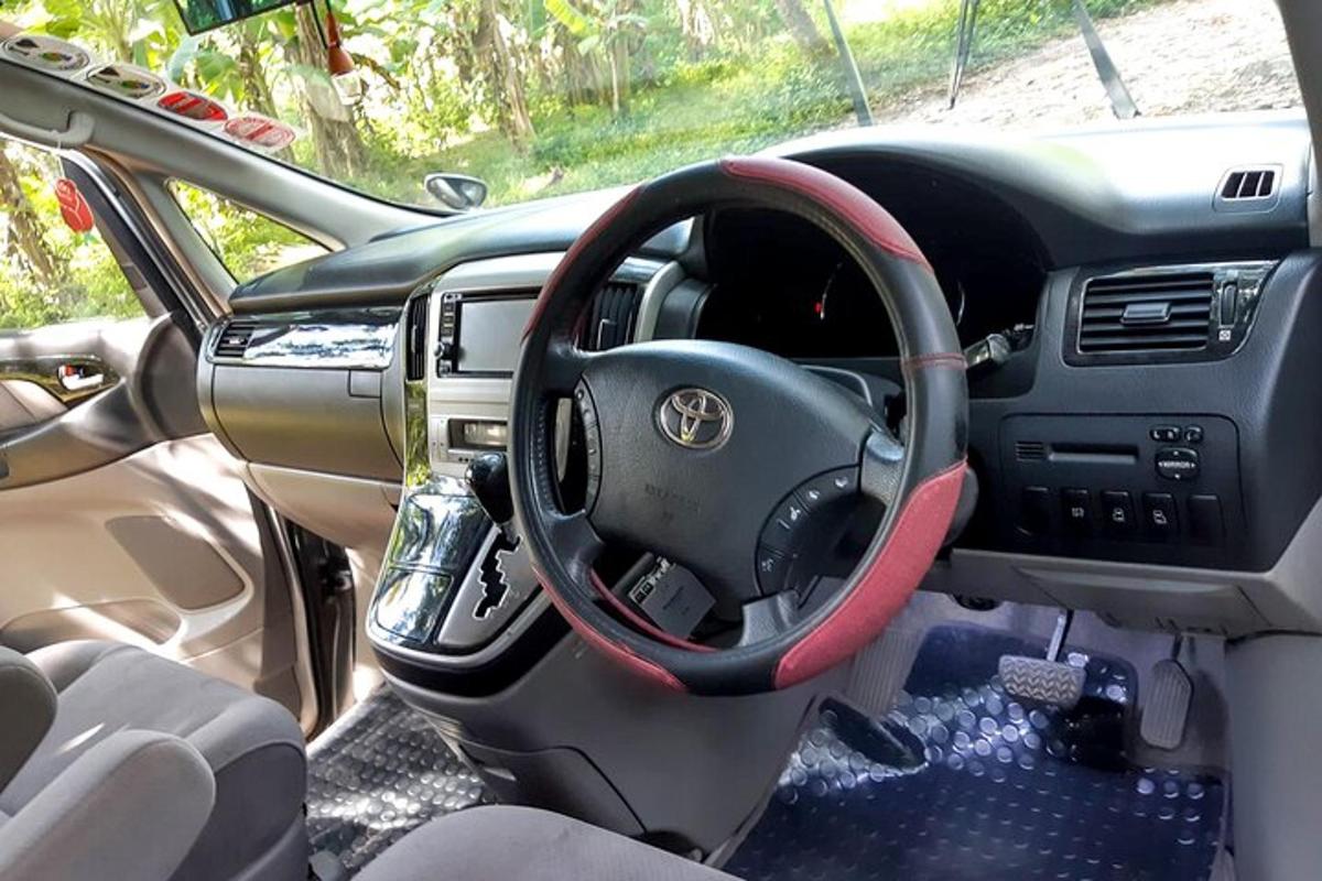 một góc nhìn bên trong xe toyota estimanza