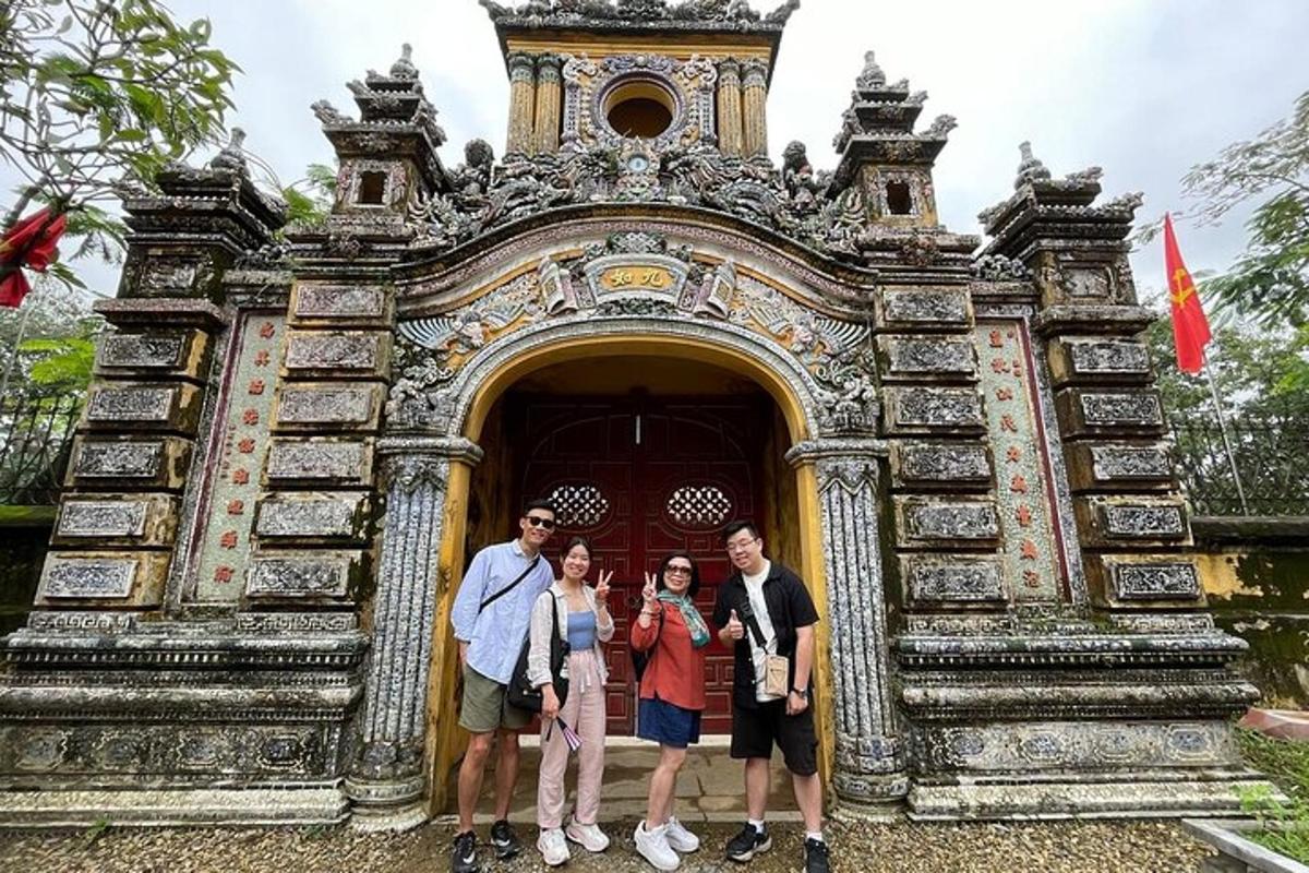 một nhóm người đứng trước một tòa nhà